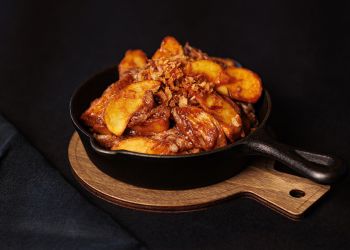Сковородка с рваной свининой